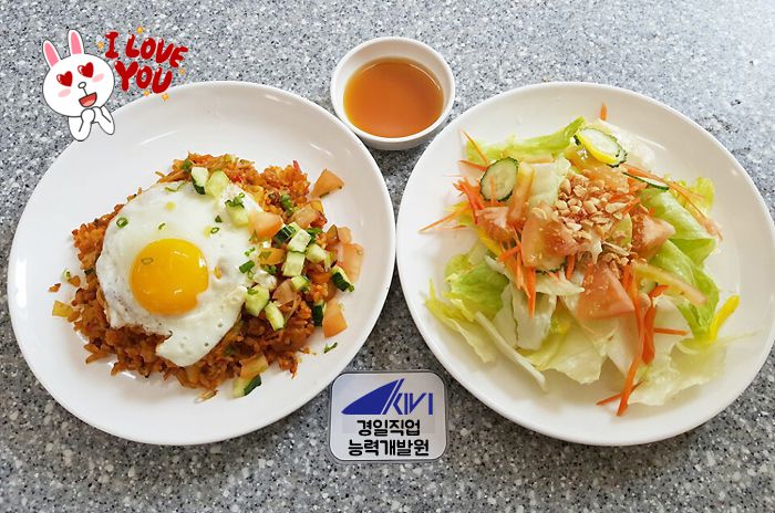 나시고랭 및 오렌지소스샐러드